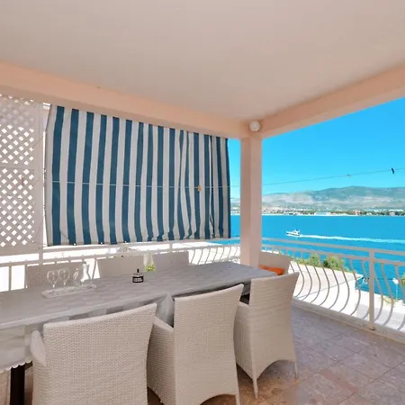 D Large With Big Terrace Next To The Apartman Trogir