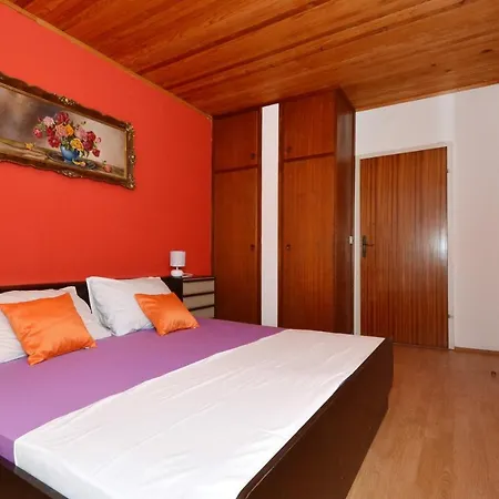 D Large With Big Terrace Next To The Apartman *